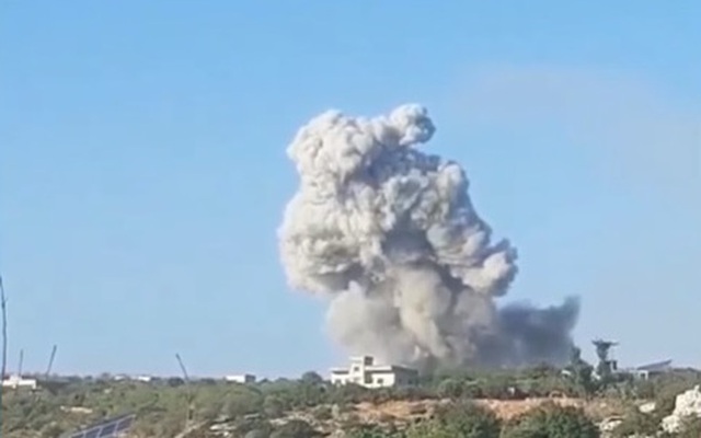 Khoảnh khắc căn cứ quân thánh chiến bị nổ tung ở “chảo lửa” Idlib
