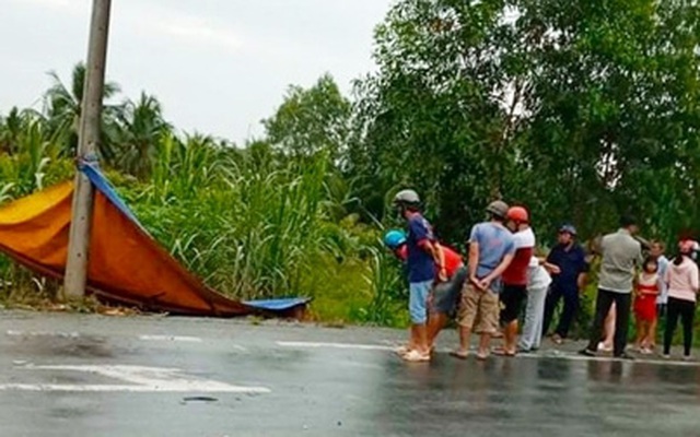 Thi thể cháy đen cạnh xe máy trơ khung