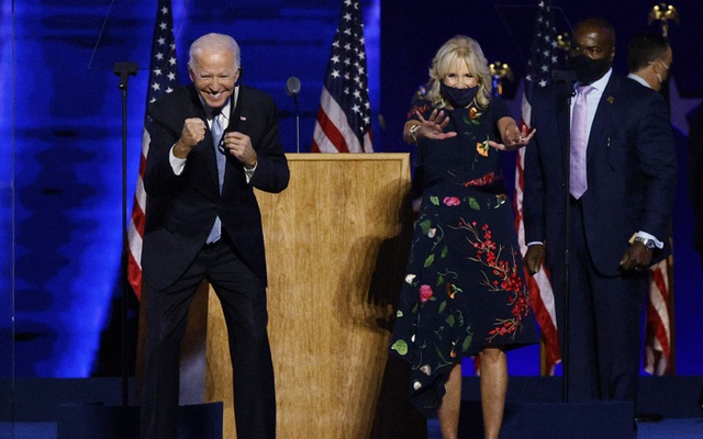 Nhìn vợ, tim ông Biden "vẫn lỗi một nhịp"!