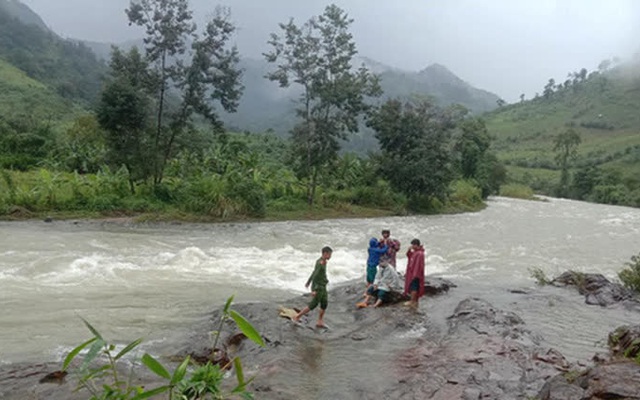 Đã liên lạc được nhóm khách TP HCM bị kẹt trên núi ở Khánh Hòa