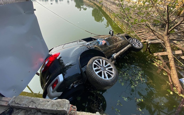 Ô tô mất lái lao xuống hồ ở Hà Nội, 4 người may mắn thoát nạn