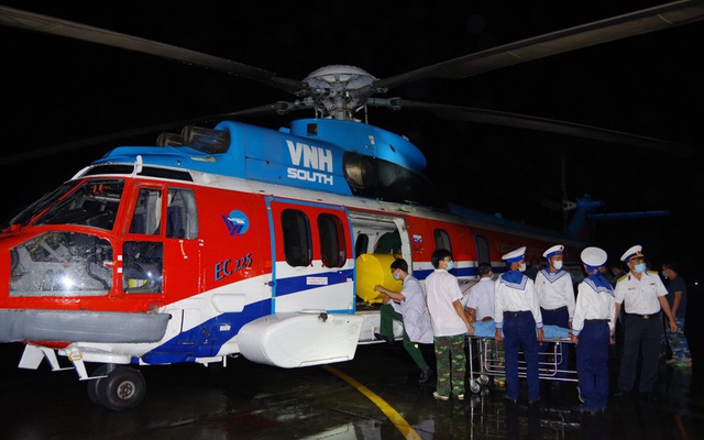 Trực thăng quân đội bay xuyên đêm chuyển bệnh nhân từ Trường Sa về đất liền điều trị