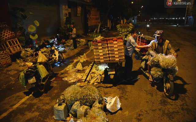 Cận cảnh chợ côn trùng độc nhất Sài Gòn, mỗi ngày chỉ họp đúng 2 tiếng lúc nửa đêm