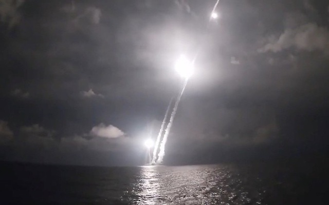 Video tàu ngầm hạt nhân Nga phóng chùm tên lửa đạn đạo