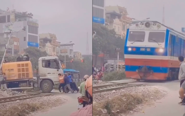 Ô tô tải mắc kẹt trên đường ray, người dân truy hô cùng đẩy xe - tiếng còi tàu tiến sát khiến tất cả "lạnh gáy"