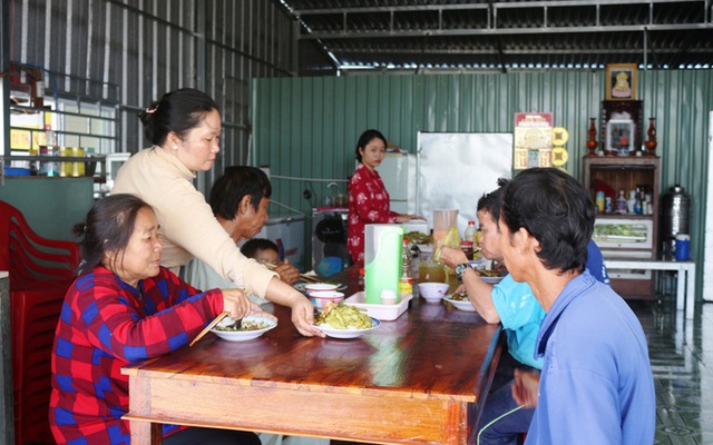 Đôi vợ chồng ở nhà thuê làm chuyện “bao đồng”