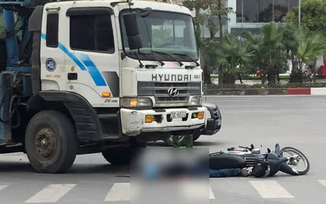 Hà Nội: Xe máy bị xe tải cẩu húc văng, người đàn ông ngã ra đường tử vong thương tâm