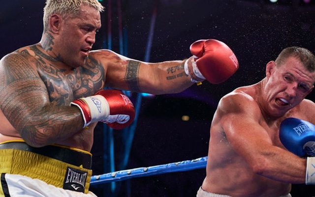 Cựu sao UFC Mark Hunt nhận thất bại trước cựu VĐV bóng bầu dục trong ngày tái xuất làng boxing sau 20 năm