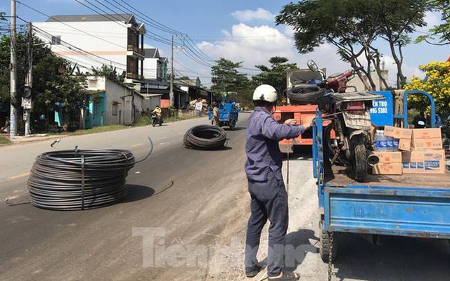 8 cuộn sắt lao từ container xuống đường đè bẹp xe máy đang lưu thông