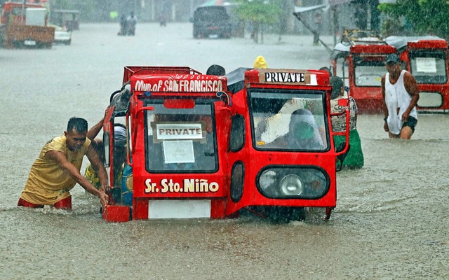 7 ngày qua ảnh: Người dân đẩy xe trên đường phố ngập lụt ở Philippines