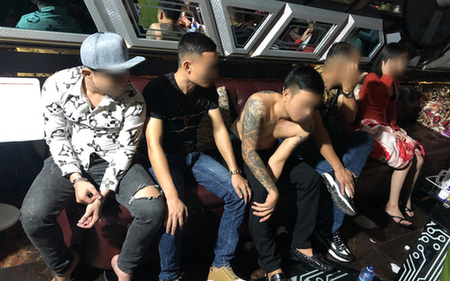Phát hiện hàng chục người thác loạn tập thể trong karaoke ở quận Bình Tân