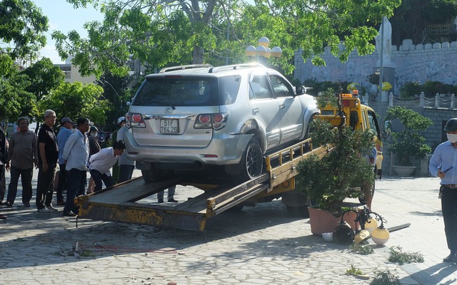 Kinh hãi cảnh ô tô 'điên' đâm gãy cột đèn nhà thờ đá Nha Trang