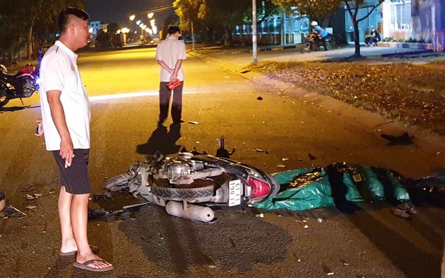 Hai xe máy vỡ nát trong KCN ở Bình Dương, 2 người tử vong