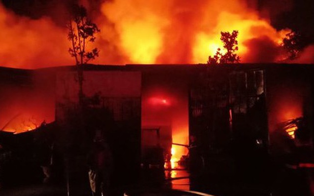 Cháy ngùn ngụt nhà kho 200m2 ở Thanh Trì, Hà Nội ngay trong đêm