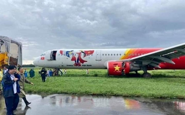 Tạm giữ bằng lái phi công điều khiển máy bay Vietjet hạ cánh trượt khỏi đường băng