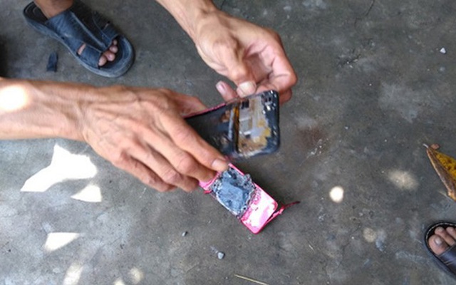 Phát hiện nam thanh niên tử vong tại phòng khách, điện thoại bị nổ dính vào ngực