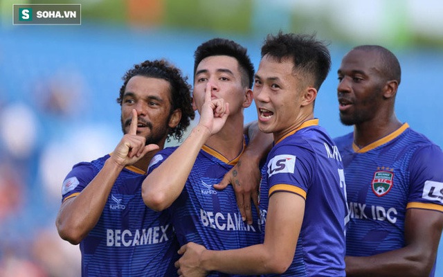 Tiền đạo chủ lực của thầy Park đưa đội nhà lên dẫn đầu, cầu thủ Việt kiều phản lưới khó đỡ