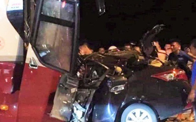 Ôtô 4 chỗ đấu đầu kinh hoàng với xe khách ở Sầm Sơn, tài xế tử vong thương tâm