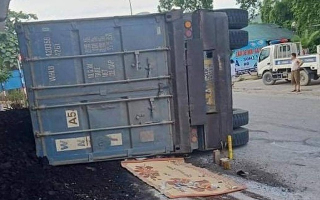 Xe container vào cua lật nghiêng đè 2 mẹ con đi xe máy tử vong thương tâm