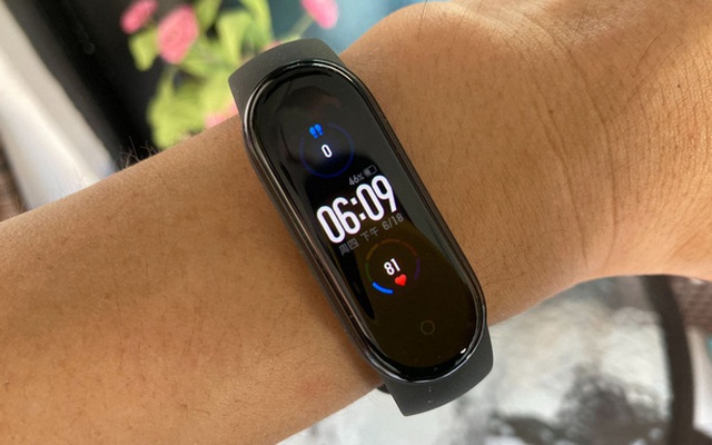 Cận cảnh Xiaomi Mi Band 5: Ấn tượng tuyệt vời, dùng sướng hơn rất nhiều so với thế hệ trước