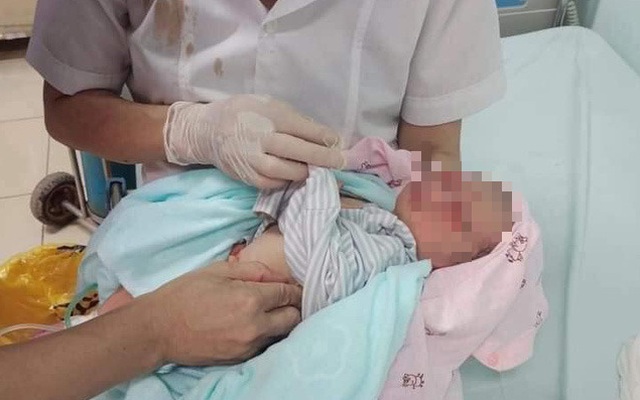 Thông tin mới nhất về tình hình sức khỏe bé sơ sinh bị bỏ rơi dưới hố ga ở Hà Nội sau 15 ngày nhập viện
