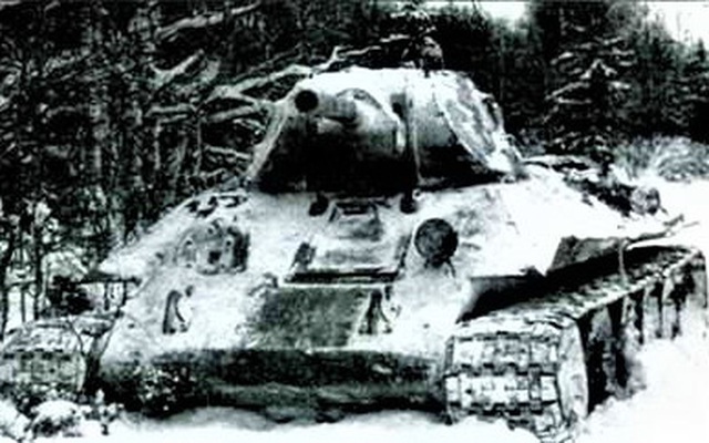 Cuộc chiến không cân sức 13 ngày của 2 chiến sĩ trên xe tăng bị sa lầy