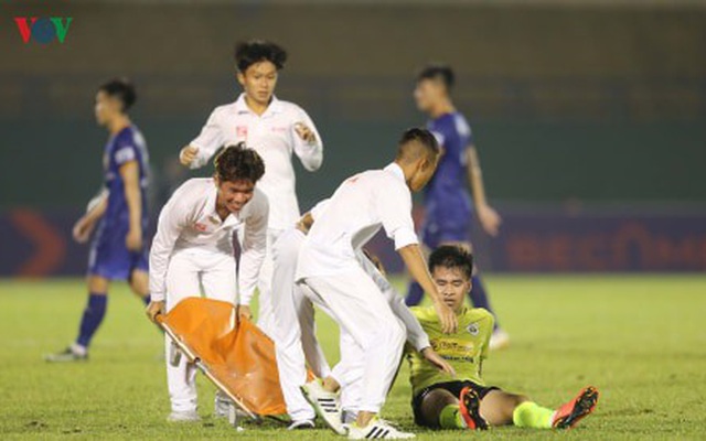 Chấn thương nửa đội hình, bệnh viện thu nhỏ Hà Nội FC câu giờ làm gì?