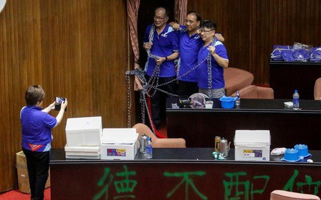 Đài Loan: Hai phe cầm quyền và đối lập ẩu đả tại nghị viện