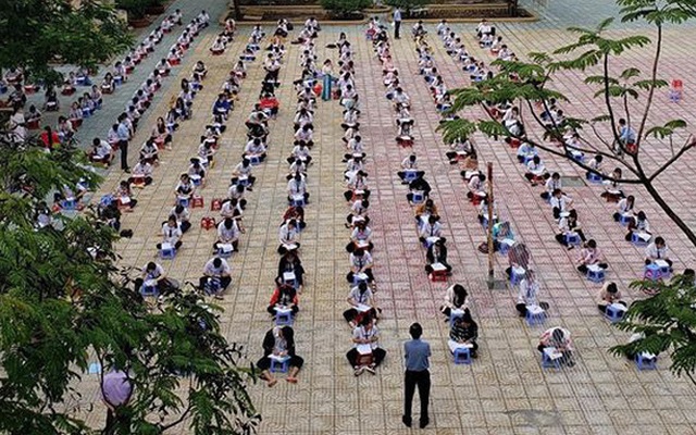 Choáng trước cảnh hàng trăm học sinh một trường cấp 3 ở TP.HCM ngồi bệt dưới đất làm bài kiểm tra