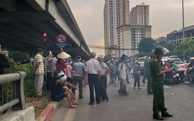 Hà Nội: Cả tuyến đường ùn tắc do gia đình nạn nhân kéo đến hiện trường vụ tai nạn 1 năm trước