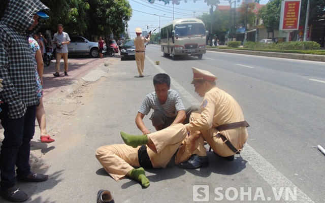 Thanh niên 21 tuổi không đội mũ bảo hiểm chạy xe máy lao thẳng vào Đại úy cảnh sát