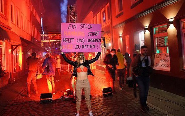 Gái mại dâm Đức biểu tình đòi đi làm dù lệnh cấm Covid-19 vẫn hiệu lực