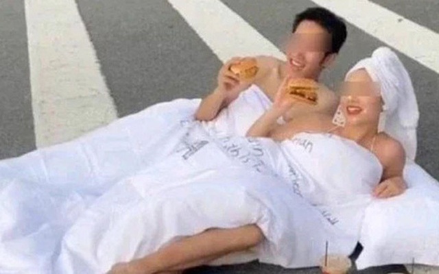 Cặp đôi nhận "gạch đá" khi diện trang phục gây sốc và "biến lòng đường thành chiếc giường" để chụp ảnh cưới