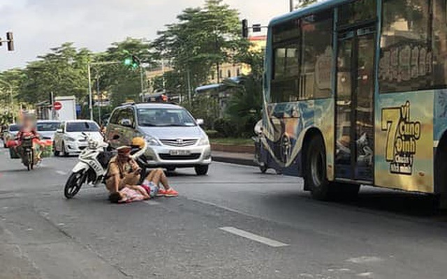 CSGT nhanh chóng sơ cứu người phụ nữ thoát khỏi cơn nguy hiểm vì tự ngã lúc đi xe đạp