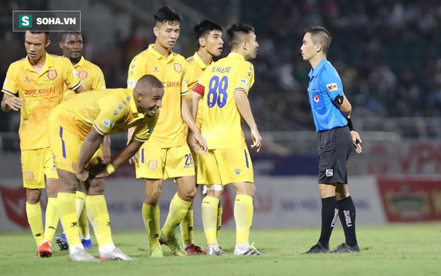 Bỏ lỡ 3 quả phạt đền cho Nam Định, trọng tài V.League nhận án phạt treo còi