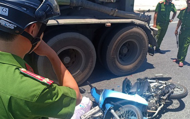 Dừng đèn đỏ, một phụ nữ bị xe đầu kéo tông đứt lìa tay chân