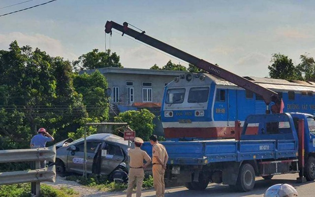 Sau va chạm, tàu hoả kéo lê taxi đi 100 mét khiến 3 người thương vong