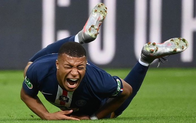 Bị đối phương triệt hạ, ngôi sao Mbappe bật khóc rời sân