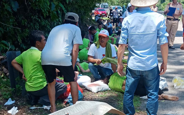[Ảnh] Hiện trường vụ tai nạn khiến 9 người tử vong ở Quảng Bình, người chết, người bị thương nằm la liệt