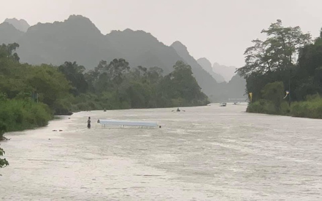 Hà Nội: Lật đò chở du khách tại chùa Hương trong cơn mưa dông