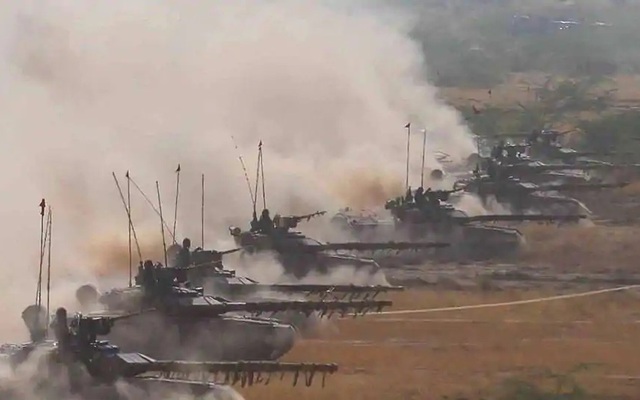 Xe tăng T-90 QĐ Ấn Độ dồn dập lên biên giới, sẵn sàng đối đầu 50.000 binh lính Trung Quốc