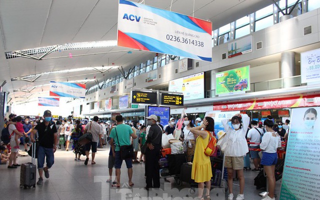 Các hãng hàng không bay thâu đêm đưa khách rời khỏi Đà Nẵng