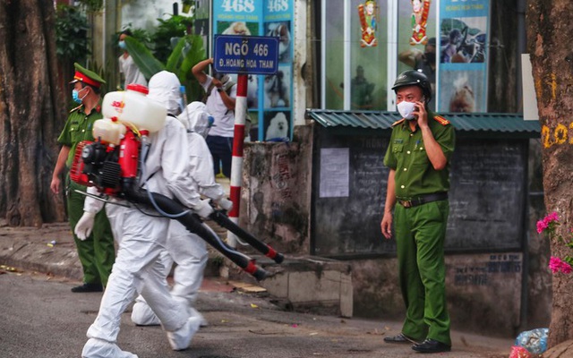 Thực hư việc "phong tỏa nhầm nên phải gỡ" tại ngõ 446 Hoàng Hoa Thám - nơi ở của bệnh nhân Covid-19 số 459