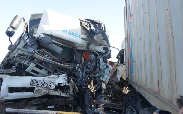Đầu xe tải và xe container găm chặt sau tai nạn, 1 người chết, 2 người bị thương