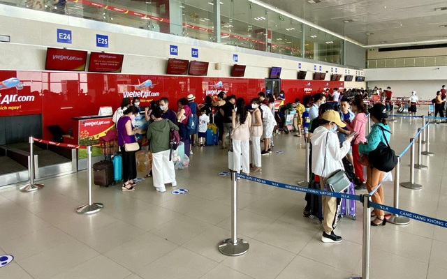 Xử phạt hành khách chửi bới, nhổ nước bọt vào nhân viên hàng không vì ra muộn, không được bay tại sân bay Nội Bài