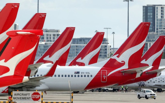 Kinh doanh quá khó khăn, Qantas Airways đăng bán bánh quy, trà và đồ ngủ