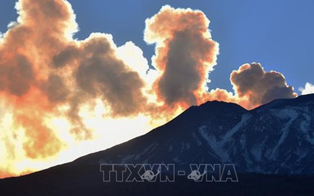 Núi lửa Etna 'thức giấc', phun tro bụi khắp đảo Sicily, Italy