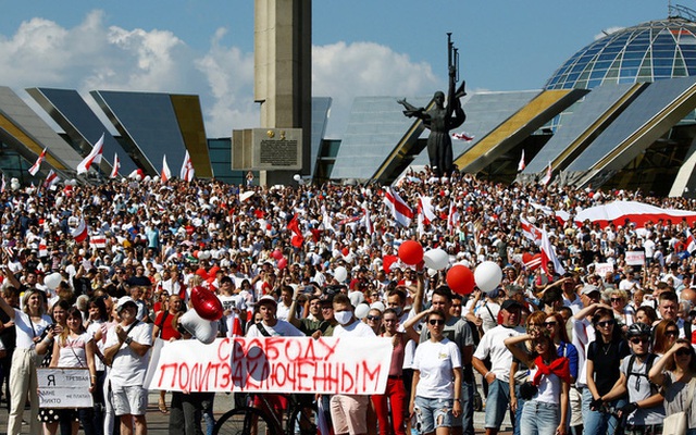 Biển người biểu tình ở Belarus, Nga và NATO ghìm nhau