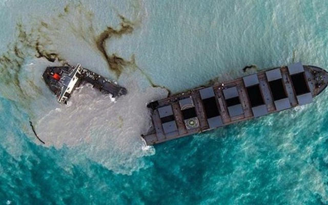 Tàu chở dầu Nhật Bản vỡ đôi trên biển Mauritius