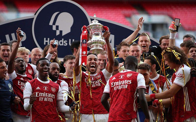 Đánh bại Chelsea, Arsenal lên ngôi vô địch trong ngày trọng tài dính scandal không kém V.League